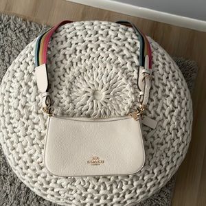 Cute mid size hand bag. Brand new. Never used.